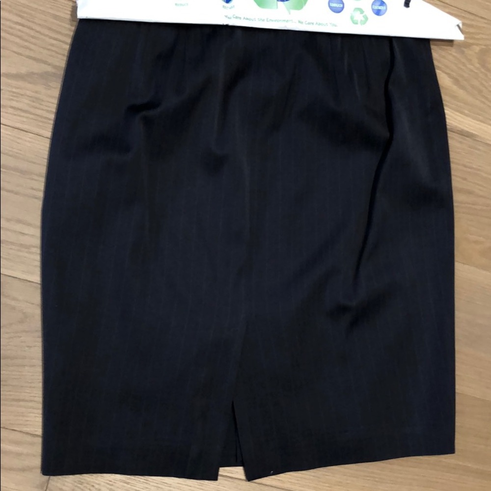 Ann Taylor sharp navy blue pinstriped skirt size 6 - Picture 3 of 4